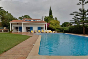 Villa Quadradinhos 3Q 4-bedroom villa with Private Pool AC Short Walk to Praca
